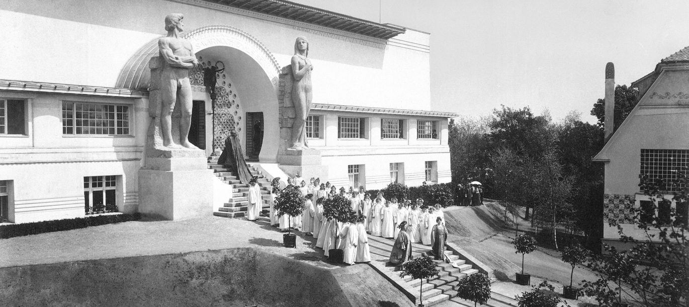 Festspiel vor dem Ernst Ludwig-Haus zur Eröffnung der Ausstellung Ein Dokument Deutscher Kunst, 1901
